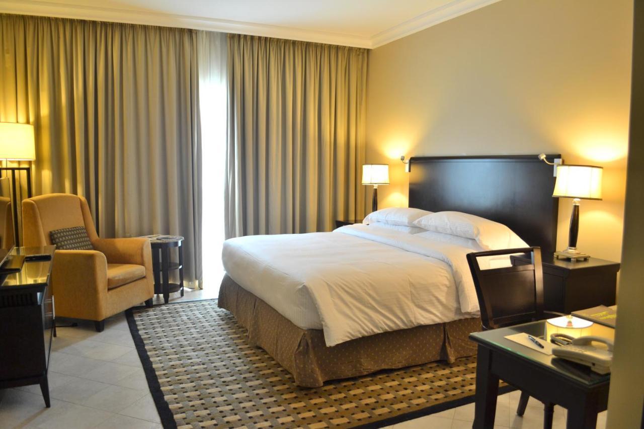 Sheraton Khalidiya Hotel Abu Dabi Exterior foto