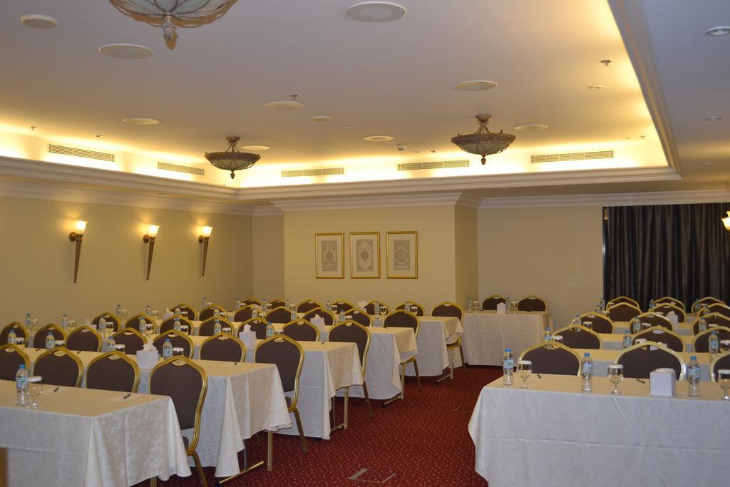 Sheraton Khalidiya Hotel Abu Dabi Exterior foto
