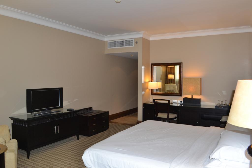 Sheraton Khalidiya Hotel Abu Dabi Exterior foto