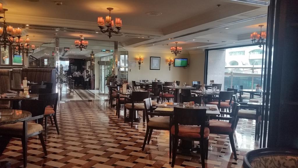Sheraton Khalidiya Hotel Abu Dabi Exterior foto