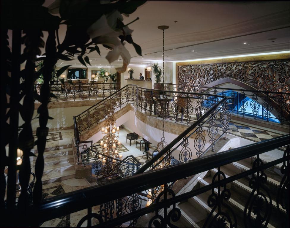 Sheraton Khalidiya Hotel Abu Dabi Exterior foto