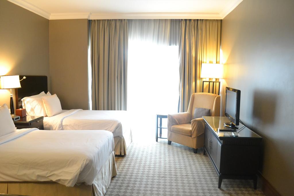 Sheraton Khalidiya Hotel Abu Dabi Exterior foto