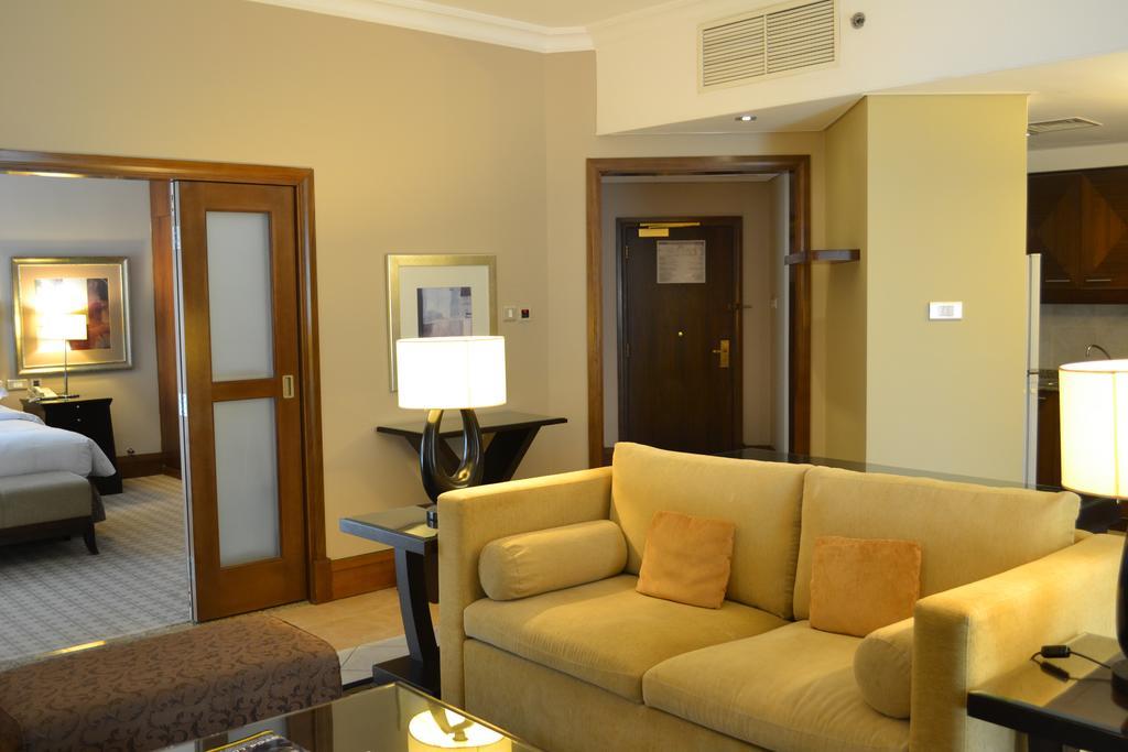 Sheraton Khalidiya Hotel Abu Dabi Exterior foto